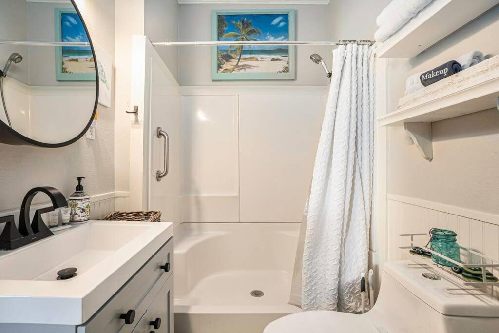 Beachy Bungalow! 2Bd, King Bed Galveston Exteriör bild
