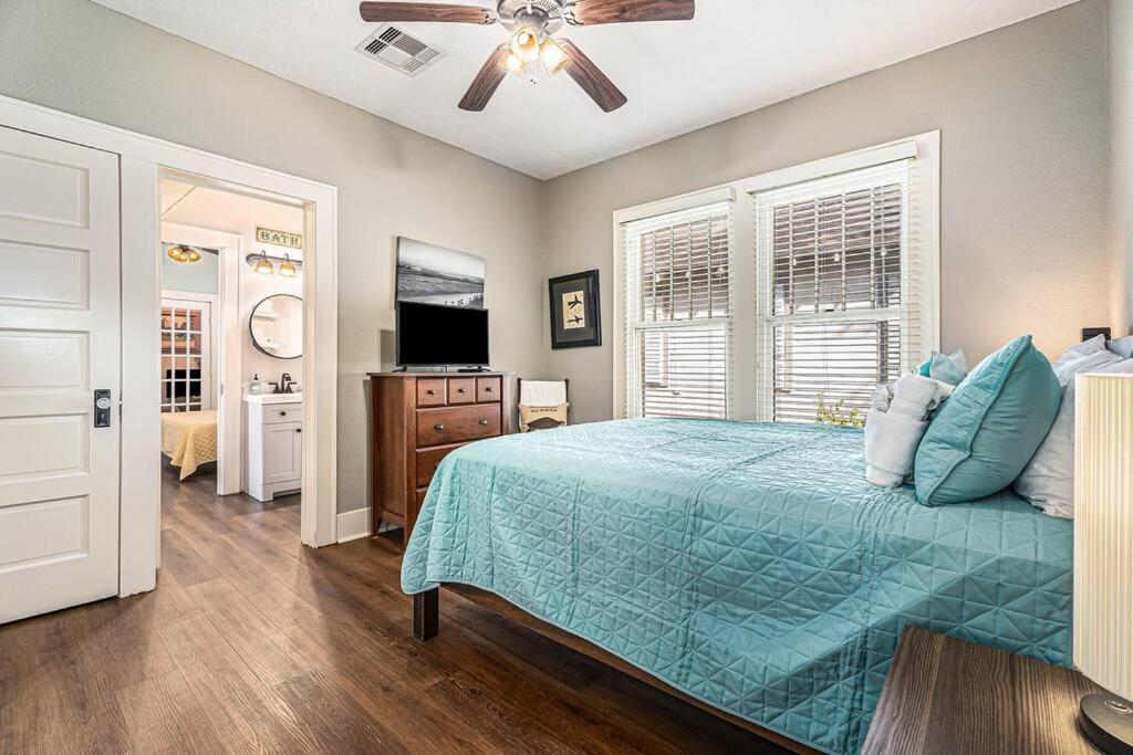 Beachy Bungalow! 2Bd, King Bed Galveston Exteriör bild