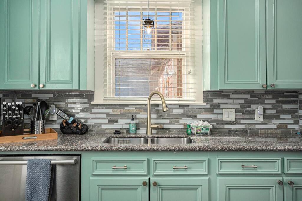 Beachy Bungalow! 2Bd, King Bed Galveston Exteriör bild
