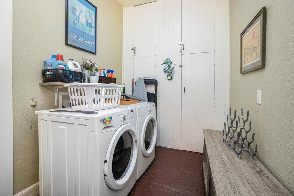 Beachy Bungalow! 2Bd, King Bed Galveston Exteriör bild