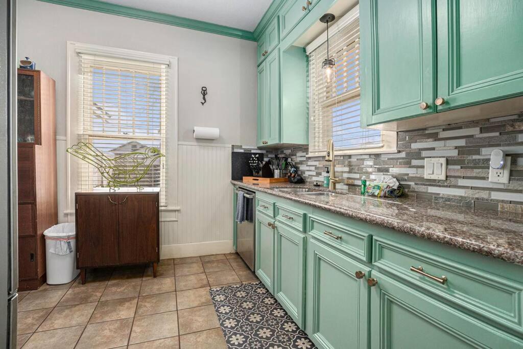 Beachy Bungalow! 2Bd, King Bed Galveston Exteriör bild