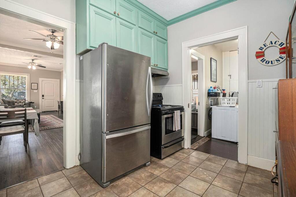 Beachy Bungalow! 2Bd, King Bed Galveston Exteriör bild