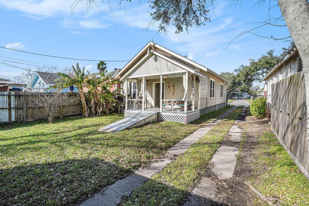 Beachy Bungalow! 2Bd, King Bed Galveston Exteriör bild