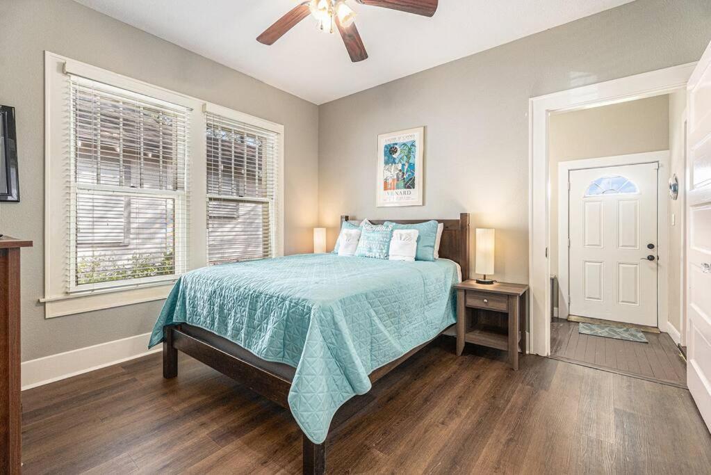 Beachy Bungalow! 2Bd, King Bed Galveston Exteriör bild