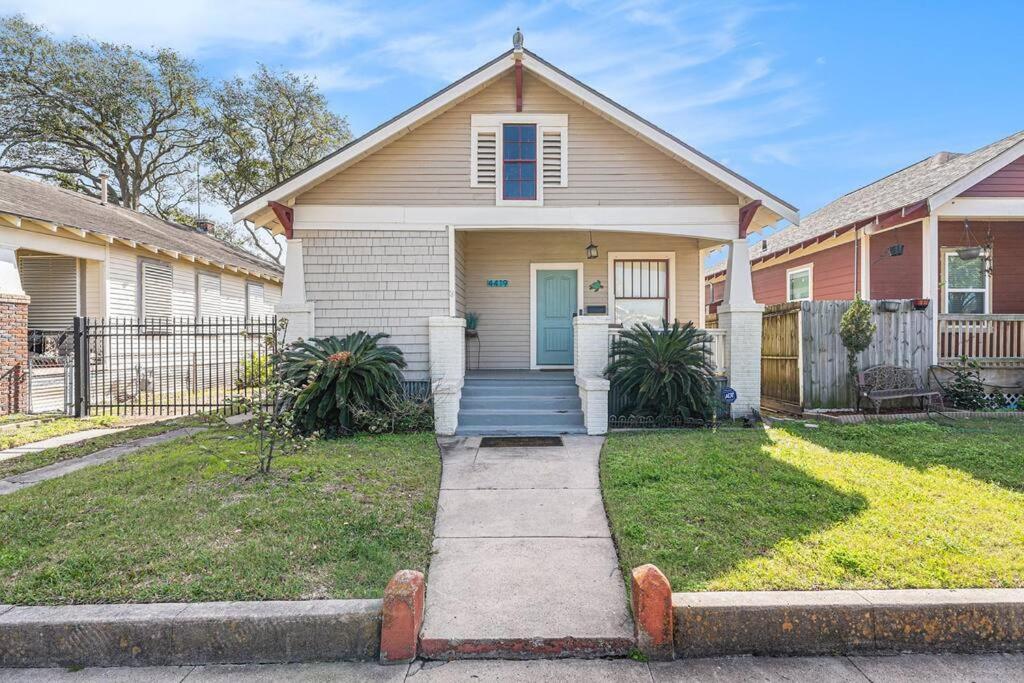 Beachy Bungalow! 2Bd, King Bed Galveston Exteriör bild