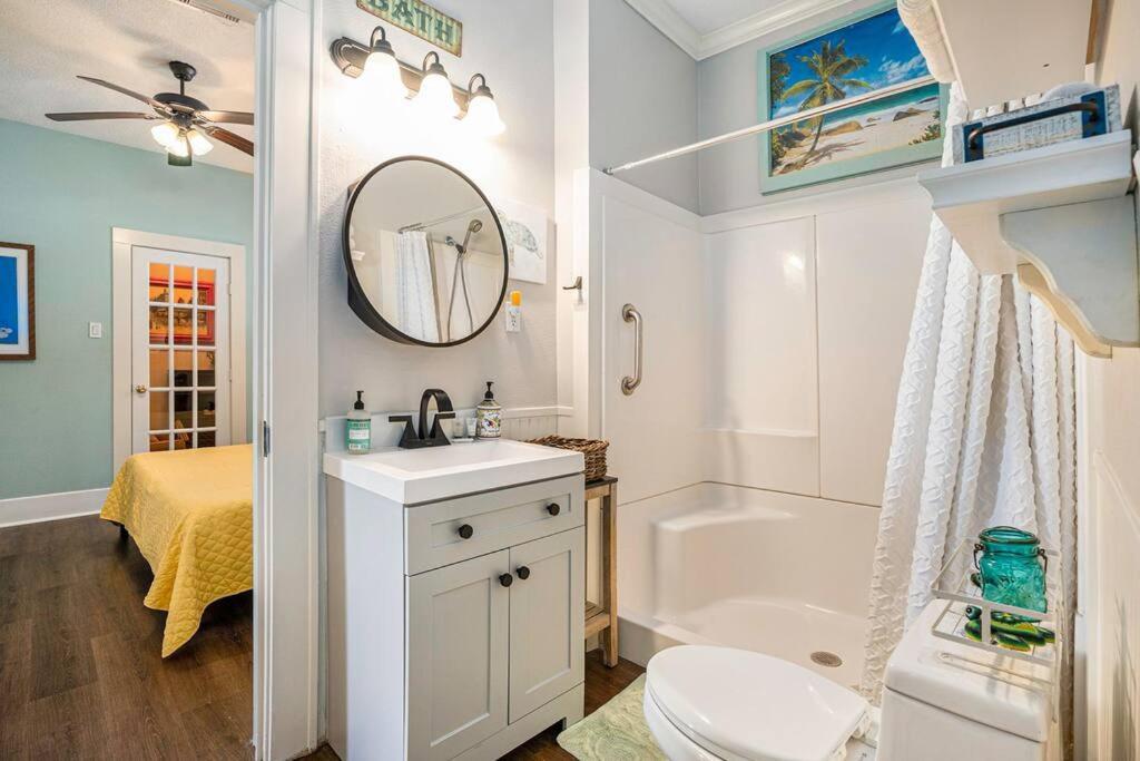 Beachy Bungalow! 2Bd, King Bed Galveston Exteriör bild