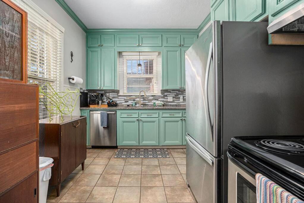 Beachy Bungalow! 2Bd, King Bed Galveston Exteriör bild