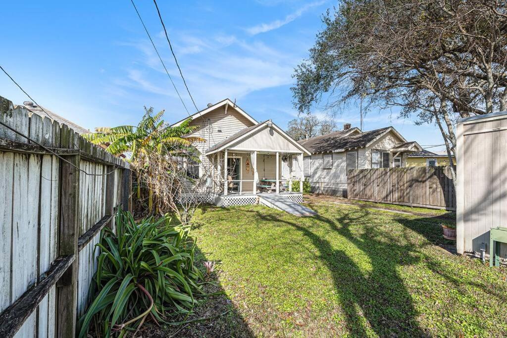 Beachy Bungalow! 2Bd, King Bed Galveston Exteriör bild