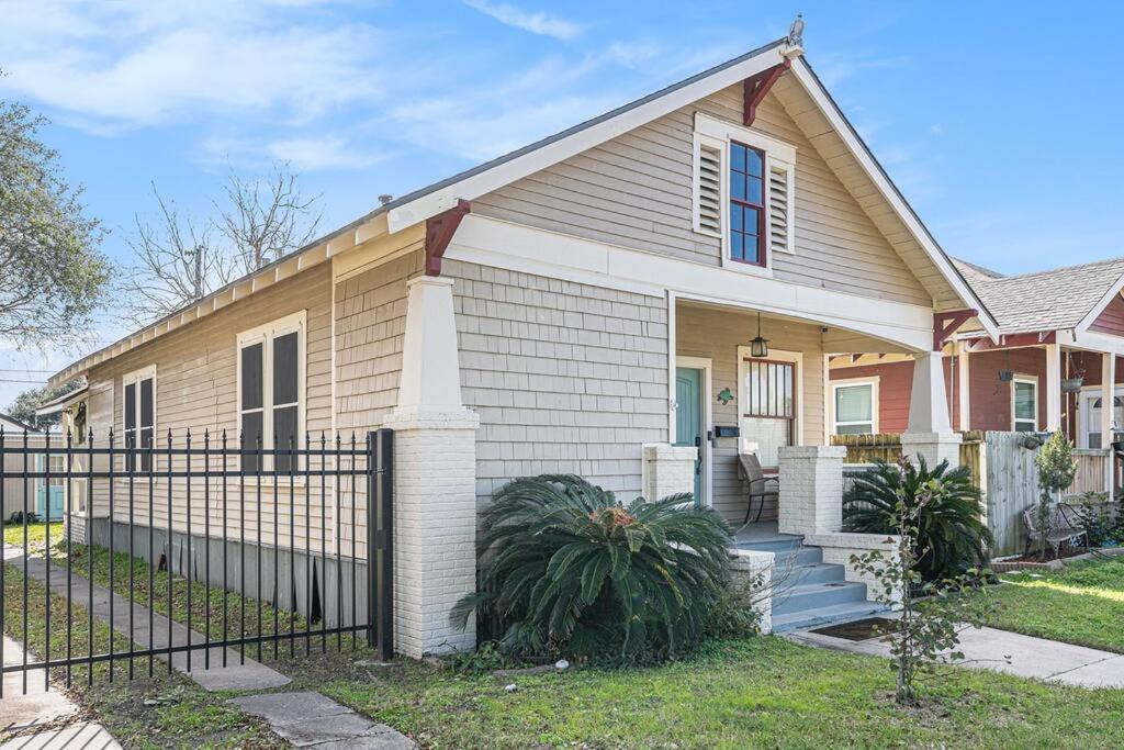 Beachy Bungalow! 2Bd, King Bed Galveston Exteriör bild