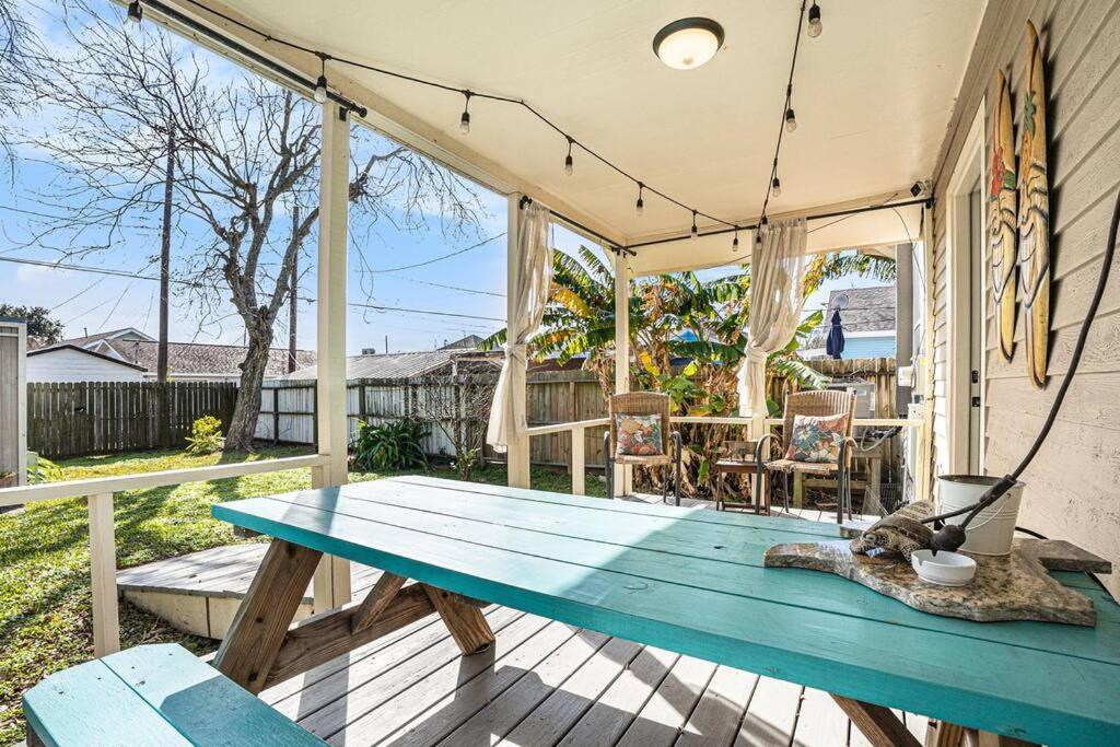 Beachy Bungalow! 2Bd, King Bed Galveston Exteriör bild